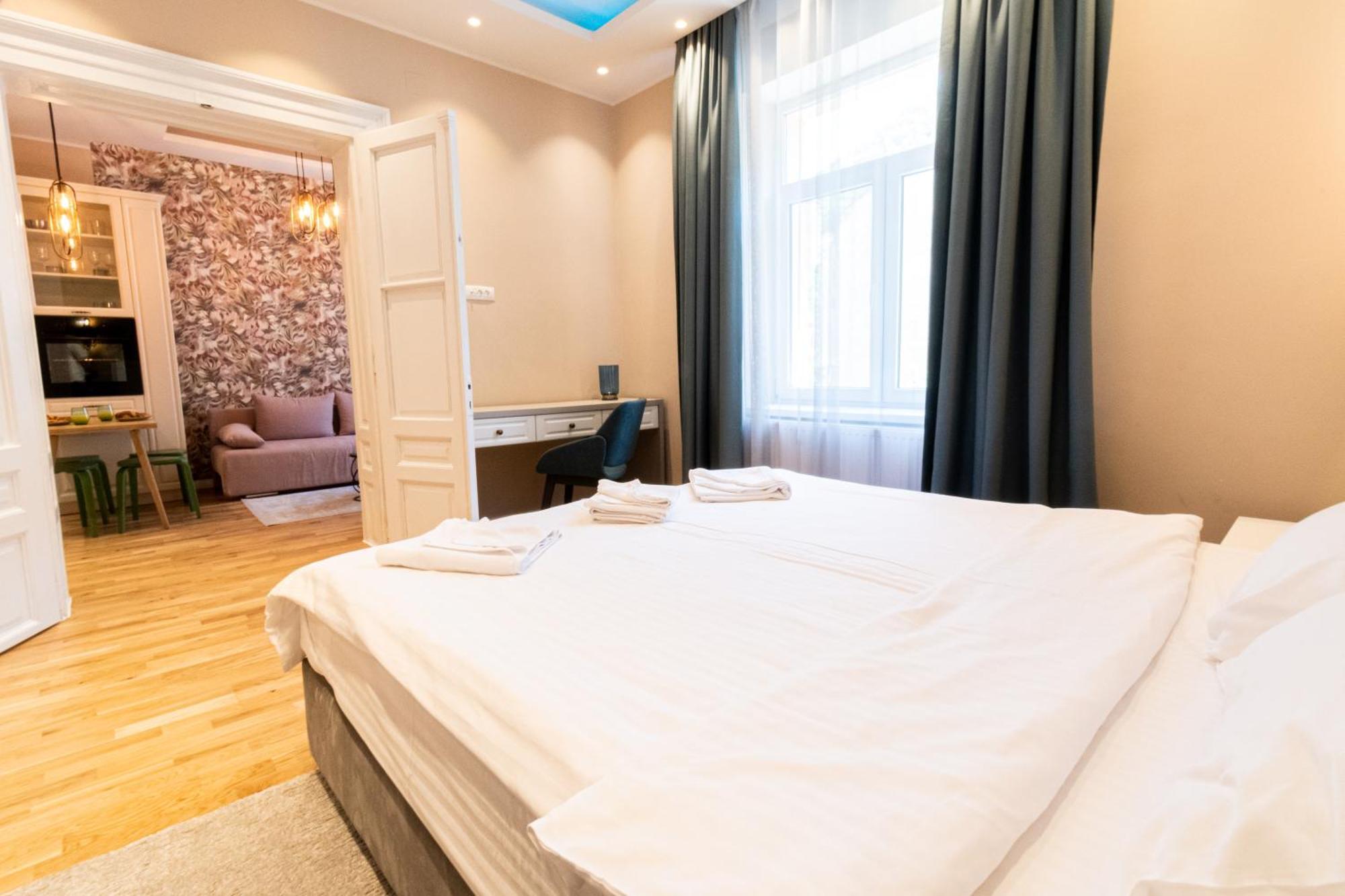 Appartamento Black Gate - Quiet In The Heart Of Old Town With Free Private Secured Parking Braşov