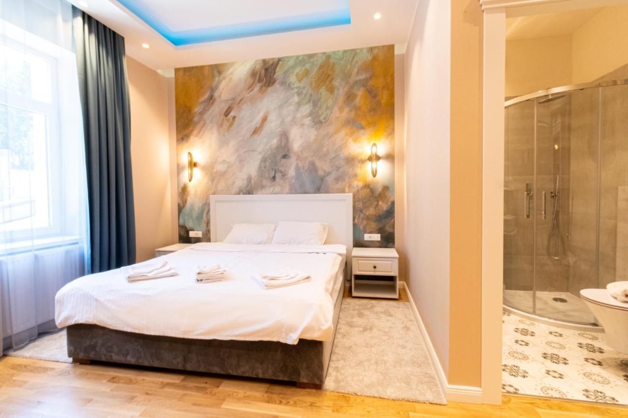 Appartamento Black Gate - Quiet In The Heart Of Old Town With Free Private Secured Parking Braşov