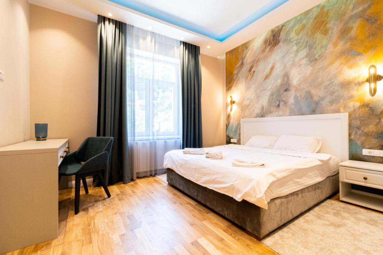 Appartamento Black Gate - Quiet In The Heart Of Old Town With Free Private Secured Parking Braşov
